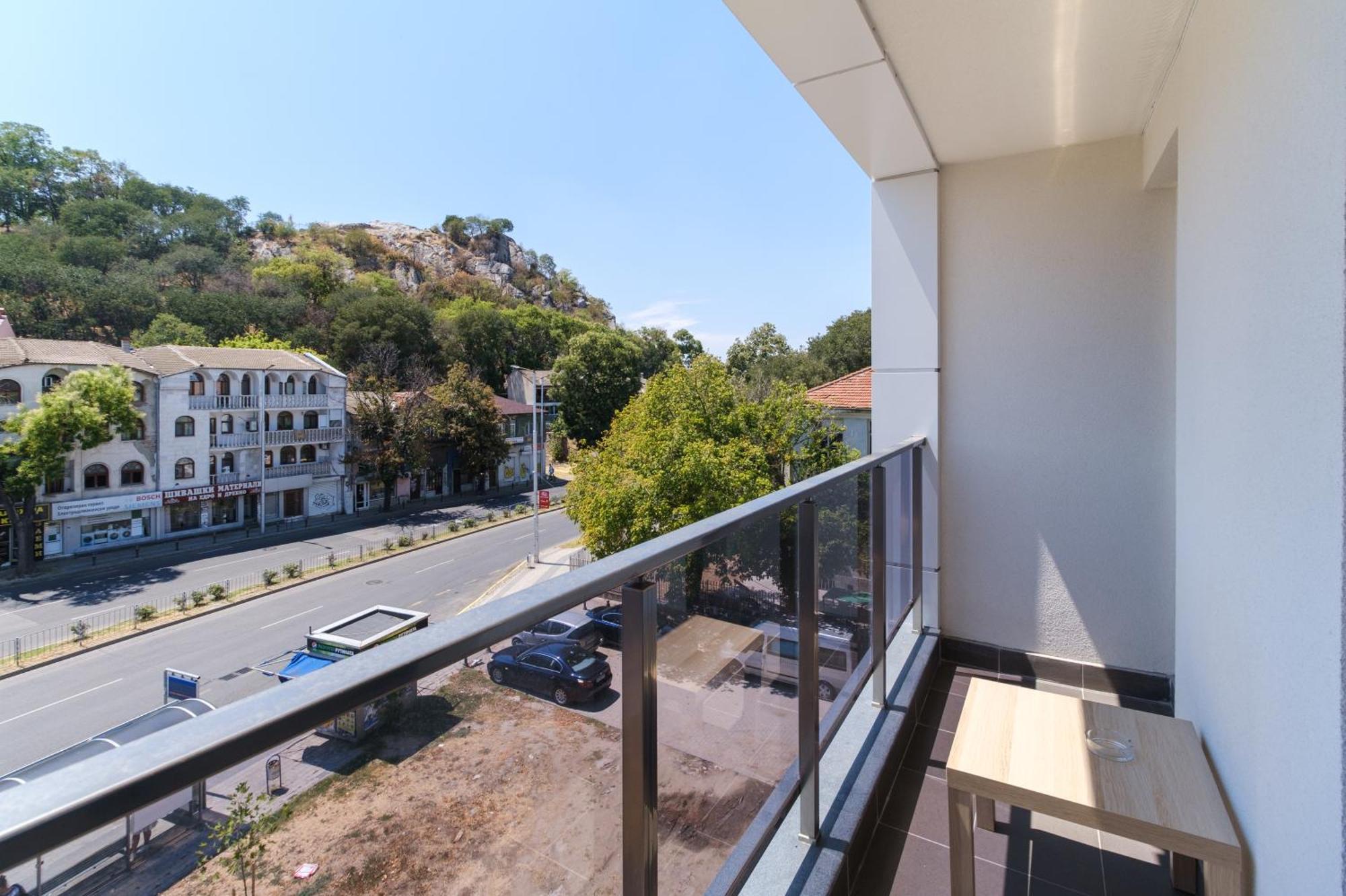 Modern 1-Bedroom Apartment With Free Parking Plovdiv Buitenkant foto